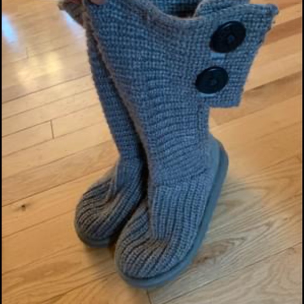 Girls size 1 grey ugg boots.  Like new condition